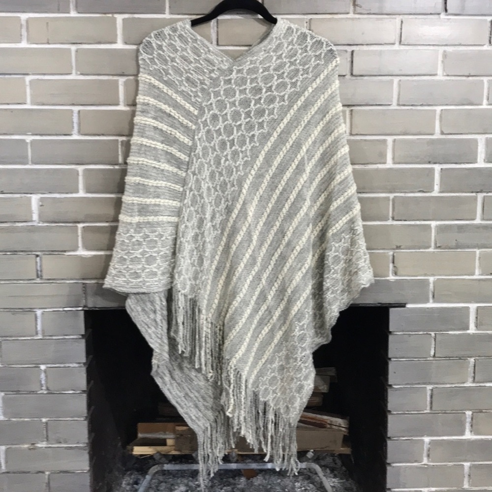 Dazzle Poncho, light gray & white